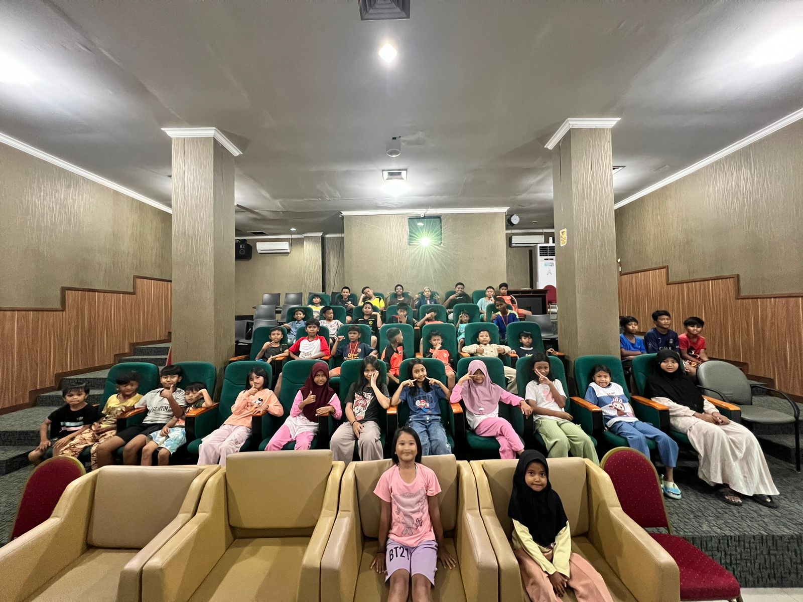 Menonton Film Edukasi